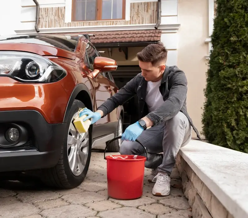 Lavage auto à domicile Biache-Saint-Vaast : professionnel intervenant sur un véhicule